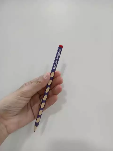 Lapiz negro-stabilo-para izquierdos-violeta