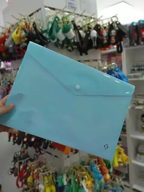 sobre A4 con boton-celeste