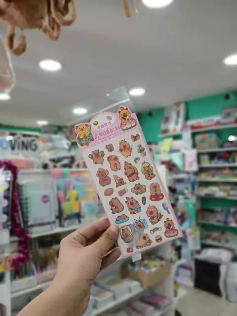 Stickers de capybara-holograficos-tulipanes