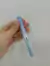 Pluma borrable kawaii de color degradado-celeste