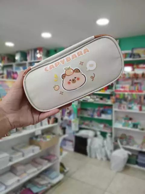 Cartuchera de capybara-cremita