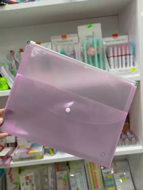 Sobre con cierre A4 + dos bolsillos frontal-fucsia