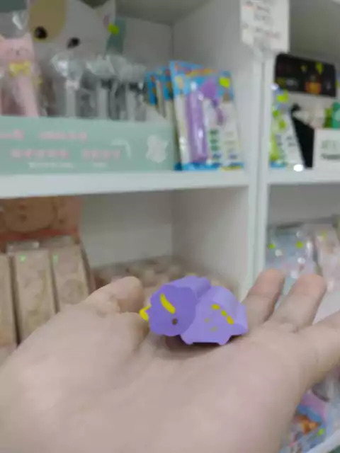 Goma de borrar de dinosaurio-Violeta y amarillo