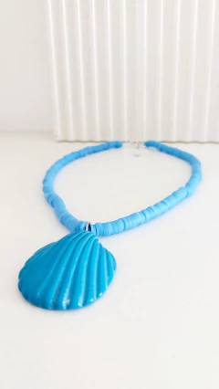 Collar de fimo con dije de concha de mar (turquesa) en internet