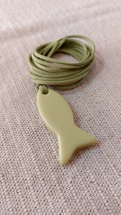 Collar regulable con dije de pez (verde)