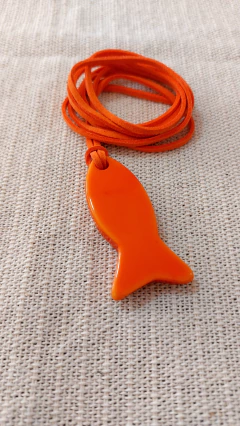 Collar regulable con dije de pez (naranja)