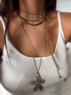 Collar regulable con hilo marrón con dorado con dije de flor - comprar online