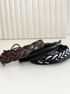 Pulsera símil cuero negro y blanco en internet