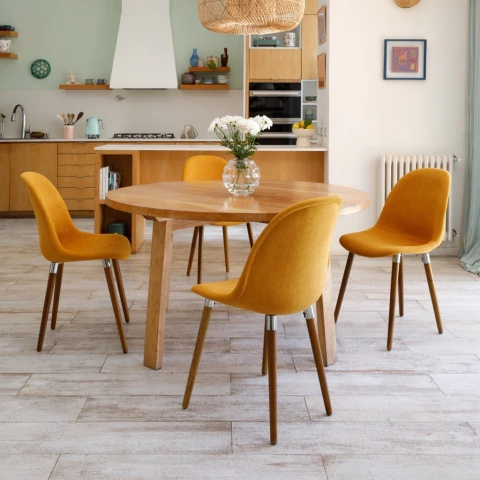 Silla Nina tapizada con patas de madera - comprar online