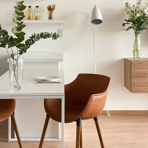 Silla Frida tapizada con patas de madera - comprar online