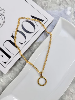 Collar dorado en internet