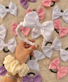 Vincha moño scrunchies blanca en internet