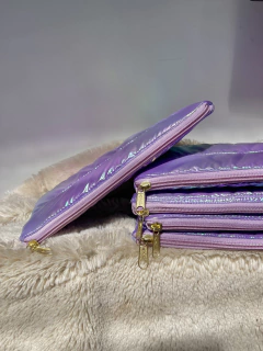 Puffer plana lila tornasolado - Talum Accesorios
