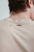 REMERA MERLIN BEIGE OVERSIZE en internet