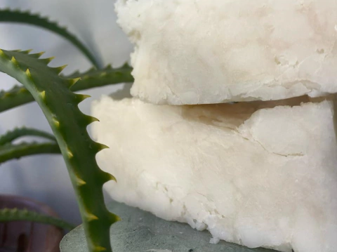 Sabonete 100% coco, aloe vera e óleo essencial de cipreste e capim limão.