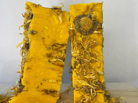 Sabonete manteiga de karité, óleo de dendê, calêndula e óleo essencial de sálvia e gerânio.