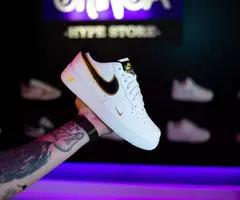 AIR FORCE 1 07 LV8 METALLIC SWOOSH PACK GOLD - comprar online