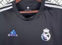 camisa-real-madrid-balmain-paris-24-25-nike-preto-preta-torcedor-refletiva-cr7-cristiano-ronaldo-gola-redonda-4.webp