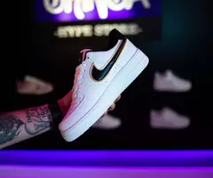 AIR FORCE 1 07 LV8 METALLIC SWOOSH PACK GOLD na internet