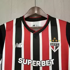 conjunto-infantil-são-paulo-tricolor-away-torcedor-masculino-new-balance-superbet-2024-brasileirão-preto-preta-vermelho-branco-branca-listrada-gola-v-5.webp