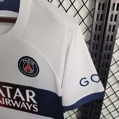 camisa-psg-away-2-branco-branca-torcedor-qatar-airways-23-24-nike-neymar-messi-mbappe-gola-redonda-4.webp