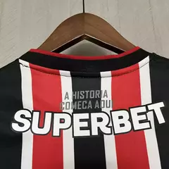 conjunto-infantil-são-paulo-tricolor-away-torcedor-masculino-new-balance-superbet-2024-brasileirão-preto-preta-vermelho-branco-branca-listrada-gola-v-4.webp