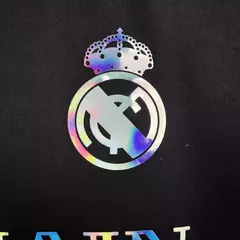 camisa-real-madrid-balmain-paris-24-25-nike-preto-preta-torcedor-refletiva-cr7-cristiano-ronaldo-gola-redonda-6.webp
