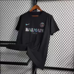 camisa-psg-balmain-paris-24-25-nike-preto-preta-torcedor-refletiva-messi-neymar-mbappe-gola-redonda-4.jpeg