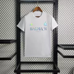 camisa-real-madrid-balmain-paris-24-25-nike-branco-branca-torcedor-refletiva-cr7-cristiano-ronaldo-gola-redonda-1.webp
