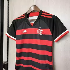 conjunto-infantil-flamengo-home-2024-torcedor-masculino-vermelho-preto-preta-branco-branca-adidas-gola-v-3.webp
