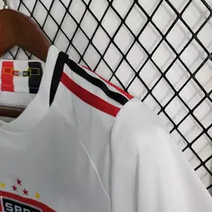 conjunto-infantil-são-paulo-home-23-24-branco-branca-torcedor-masculino-adidas-sportsbet-gola-redonda-6.webp