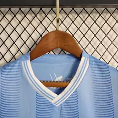 conjunto-infantil-manchester-city-home-azul-branco-branco-2023-2024-puma-etihad-airways-torcedor-masculino-premier-league-gola-v-3.webp