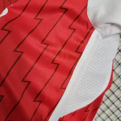 conjunto-infantil-arsenal-home-23-24-branco-branca-vermelho-torcedor-masculino-adidas-emirates-fly-better-gola-redonda-8.webp