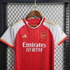 conjunto-infantil-arsenal-home-23-24-branco-branca-vermelho-torcedor-masculino-adidas-emirates-fly-better-gola-redonda-2.webp