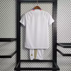 conjunto-infantil-lyon-home-2023-2024-torcedor-masculino-branco-branca-frança-adidas-emirates-fly-better-gola-redonda-7.webp