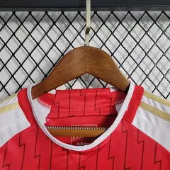 conjunto-infantil-arsenal-home-23-24-branco-branca-vermelho-torcedor-masculino-adidas-emirates-fly-better-gola-redonda-3.webp