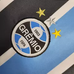 conjunto-infantil-gremio-home-23-24-listrada-azul-preto-preta-torcedor-masculino-umbro-banrisul-gola-redonda-4.webp
