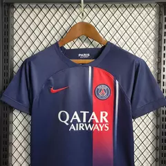conjunto-infantil-psg-home-paris-23-24-azul-escuro-qatar-airways-nike-neymar-mbappe-gola-redonda-2.webp