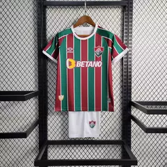 conjunto-infantil-fluminense-home-listrada-verde-vermelho-2023-2024-umbro-betano-gola-redonda-1.webp
