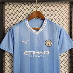 conjunto-infantil-manchester-city-home-azul-branco-branco-2023-2024-puma-etihad-airways-torcedor-masculino-premier-league-gola-v-2.webp