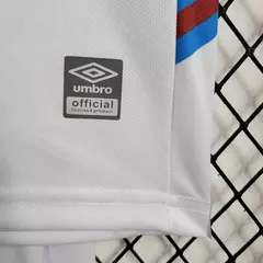 conjunto-infantil-grêmio-home-23-24-branco-branca-torcedor-masculino-umbro-banrisul-gola-redonda-5.webp