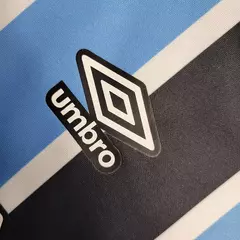 conjunto-infantil-gremio-home-23-24-listrada-azul-preto-preta-torcedor-masculino-umbro-banrisul-gola-redonda-7.webp