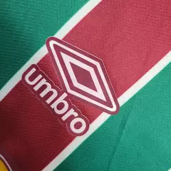 conjunto-infantil-fluminense-home-listrada-verde-vermelho-2023-2024-umbro-betano-gola-redonda-4.webp