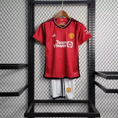 conjunto-infantil-manchester-united-home-2023-2024-torcedor-masculino-team-viewer-adidas-vermelho-branco-branca-premier-league-cristiano-ronaldo-cr7-gola-redonda-1.webp