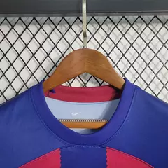 conjunto-infantil-barcelona-home-23-24-azul-vermelho-torcedor-masculino-nike-sportify-neymar-messi-gola-redonda-3.webp