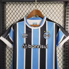 conjunto-infantil-gremio-home-23-24-listrada-azul-preto-preta-torcedor-masculino-umbro-banrisul-gola-redonda-2.webp