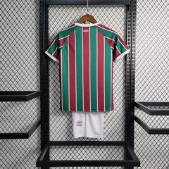 conjunto-infantil-fluminense-home-listrada-verde-vermelho-2023-2024-umbro-betano-gola-redonda-9.webp