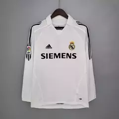 camisa-real-madrid-home-retrô-manga-longa-torcedor-branco-branca-2005-2006-siemens-adidas-ronaldo-cristiano-gola-polo-1.webp