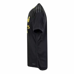 camisa-real-madrid-third-ii-preto-preta-amarelo-emirates-fly better-cristiano-ronaldo-adidas-torcedor-23-24-gola-redonda-3-png