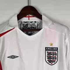 camisa-inglaterra-retrô-branco-branca-torcedor-2006-2007-nike-manga-longa-masculino-masculina-gola-polo-2.webp